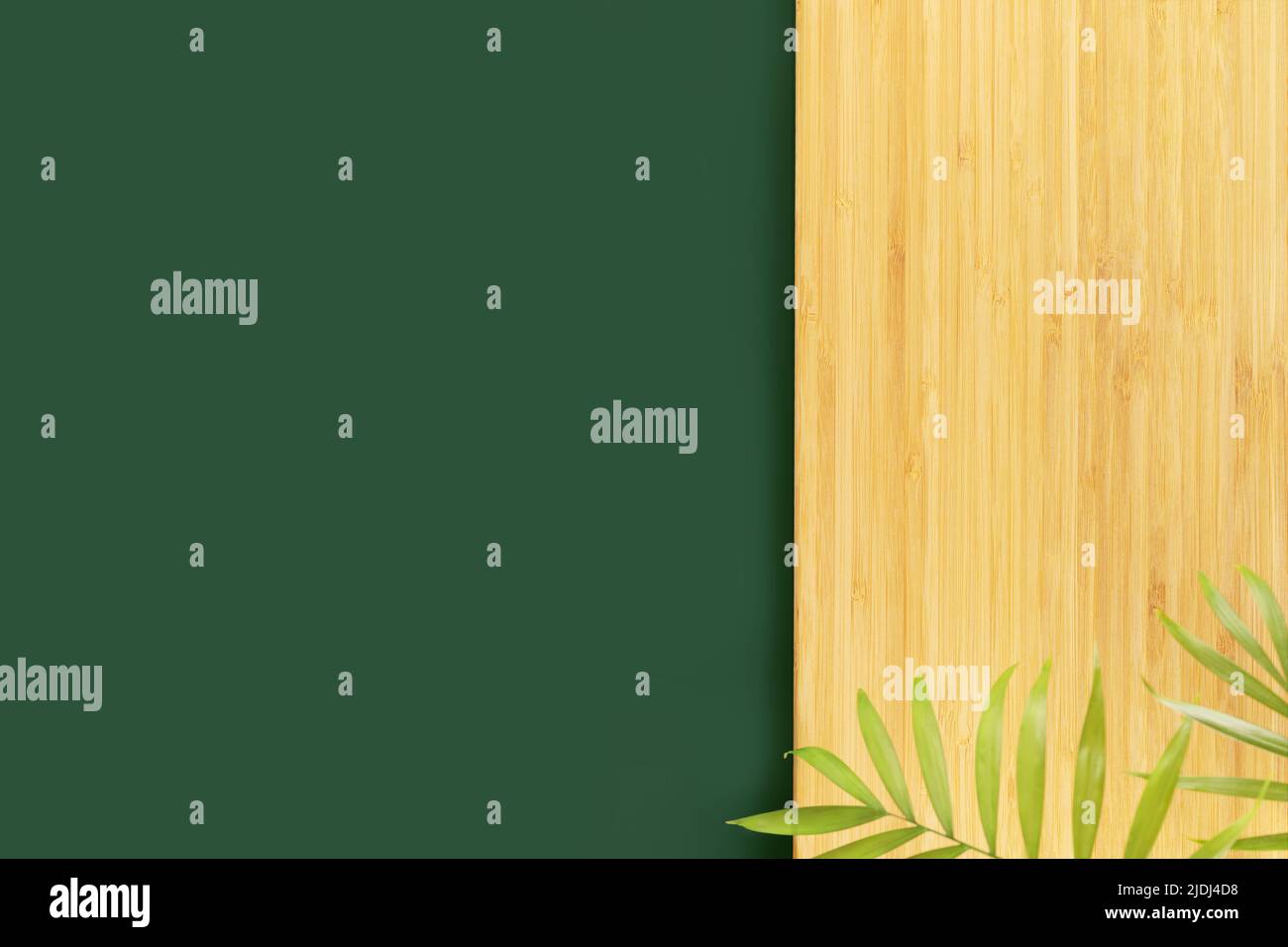 Environnement écologique et naturel. Table vide vert foncé et plateau de cuisine en bois avec feuilles de palmier, plat. Maquette pour affichage ou montage du spa RE Banque D'Images Environnement écologique et naturel. Table vide vert foncé et plateau de cuisine en bois avec feuilles de palmier, plat. Maquette pour affichage ou montage du spa RE Banque D'Images