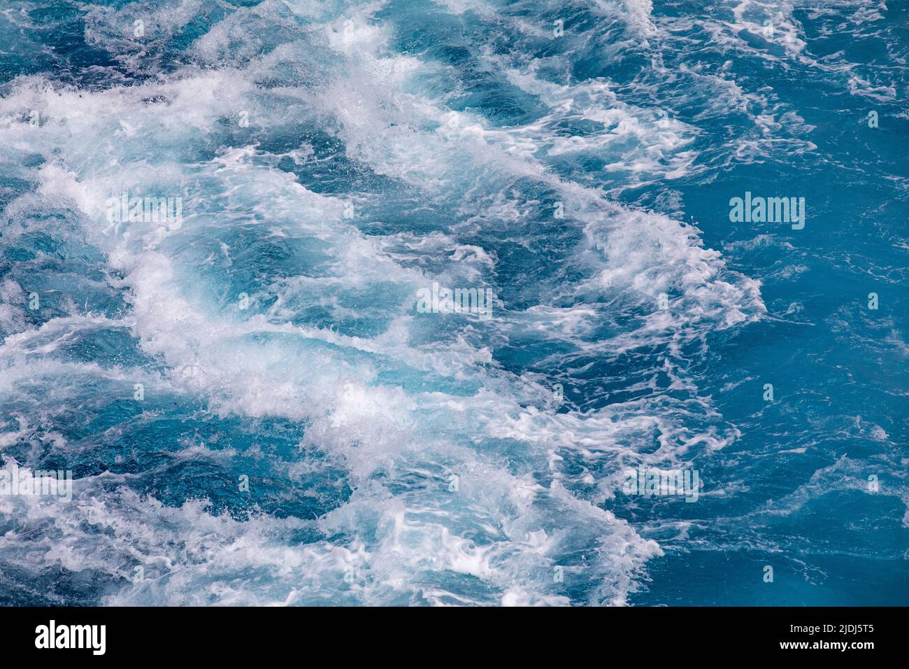 L'eau est arrosée de la propulsion de la Dame de la Vierge aux Voyages dans la mer des Caraïbes. Banque D'Images