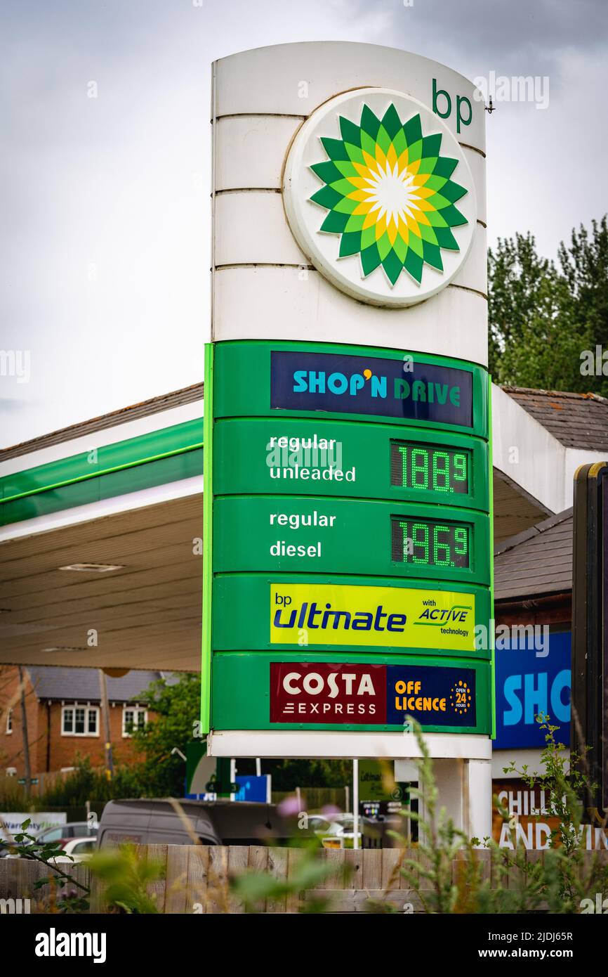 Tableau des prix de la station-service BP montrant des coûts élevés de carburant Banque D'Images