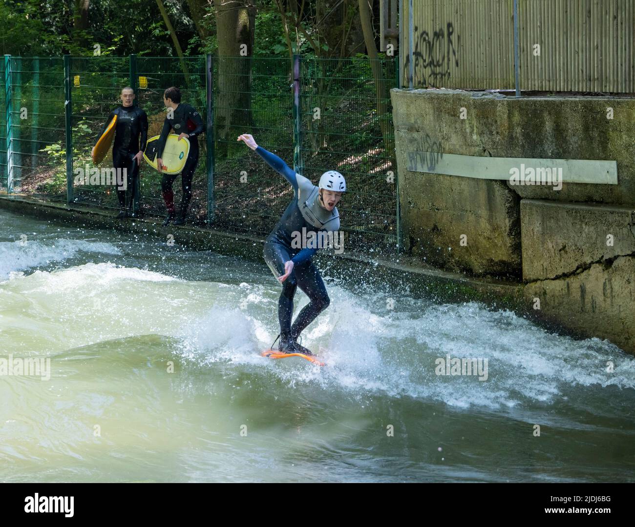 Surfeur sur la rivière Eisbach, jardin anglais, Munich, Allemagne Banque D'Images