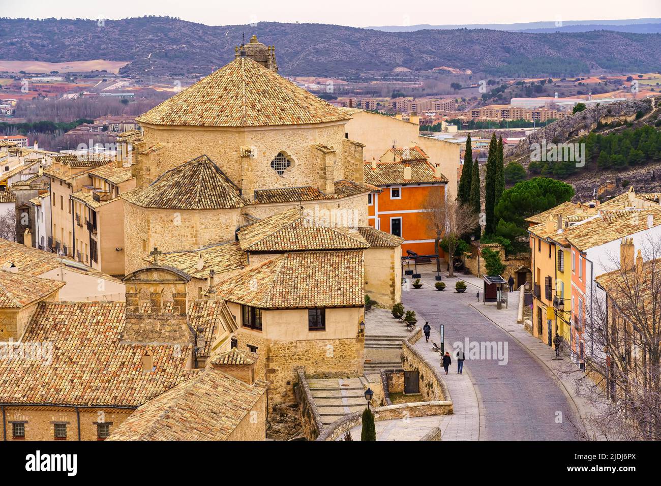 Vue aérienne des bâtiments médiévaux en pierre et de la route avec les personnes marchant à Cuenca, en Espagne. Banque D'Images