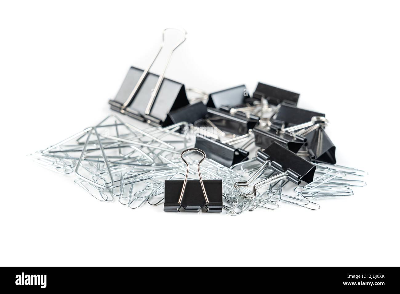 Jeu de clips et de pinces de différentes tailles pour contenir des feuilles de papier, isolées sur fond blanc. Banque D'Images