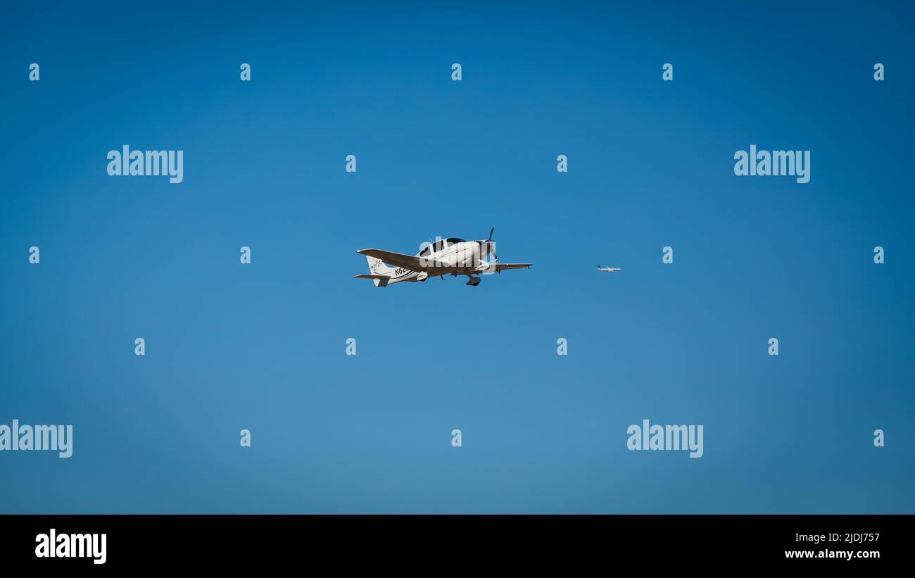 Avion prop et avion de ligne commercial pris en vue les uns avec les autres Banque D'Images