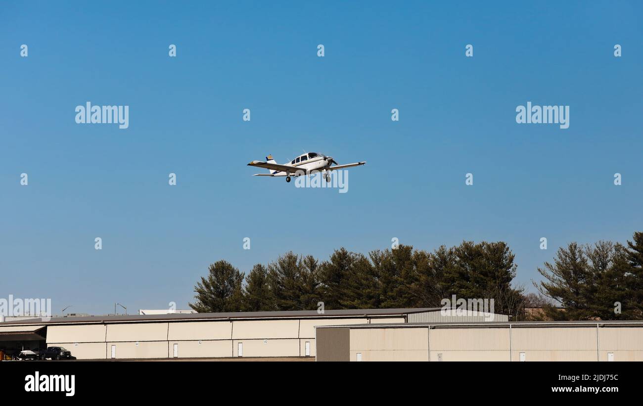 Petit avion prop entrant sur terre le chaud jour d'été Banque D'Images