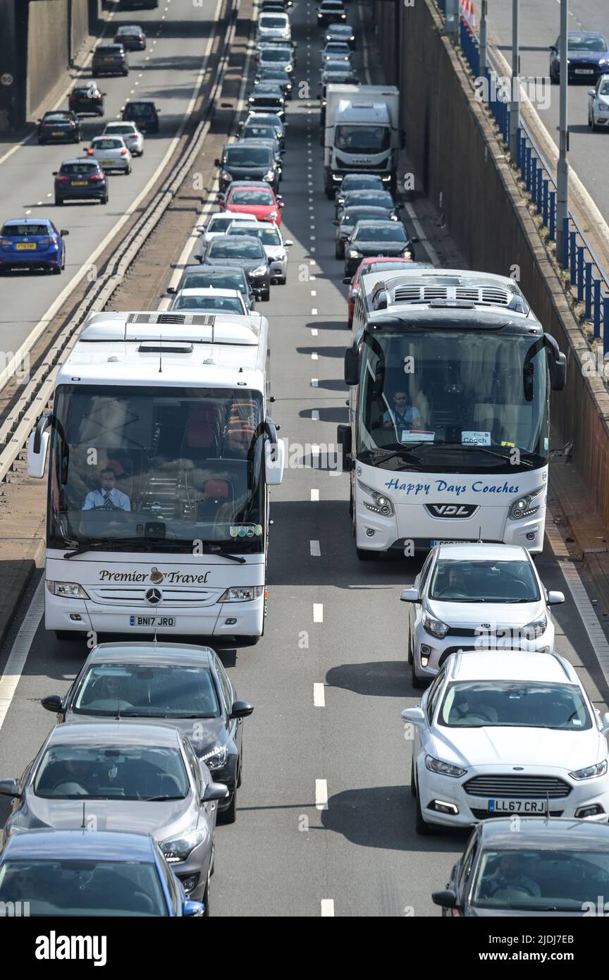 A38M Aston Expressway, Birmingham, Angleterre, 21 juin 2022. Les navetteurs sont coincés dans d'énormes arrière-plans dans la course aux heures de pointe pour rentrer chez eux après que les cheminots ont quitté la grève pour une augmentation de salaire de 7 pour cent sur les réseaux britanniques. Le trafic sortant de la ville sur l'A38M Aston Expressway vers Spaghetti Junction et la M6 étaient emballés ensemble comme des sardines. Photo par crédit : arrêter presse Media/Alamy Live News Banque D'Images