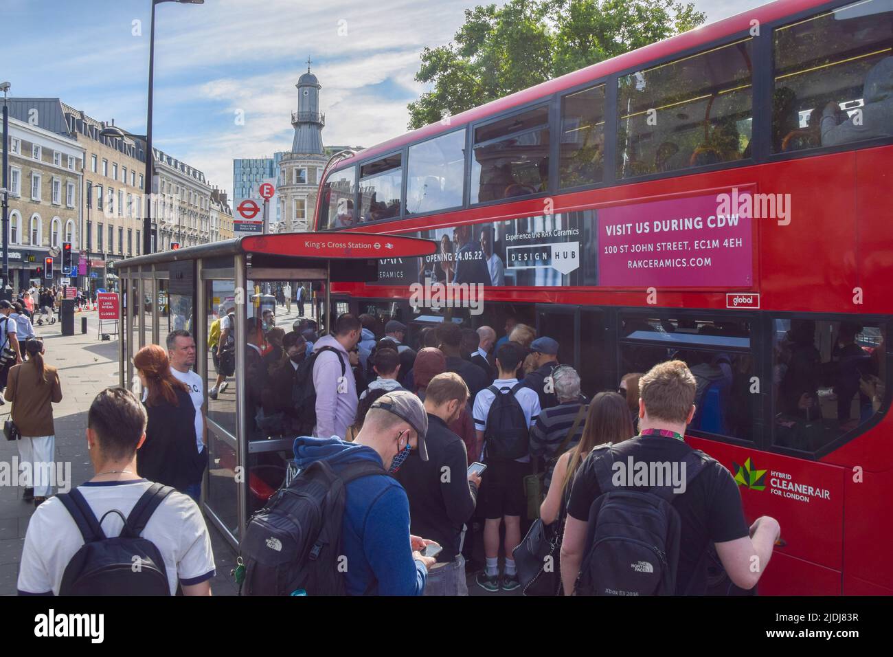 Londres, Royaume-Uni. 21st juin 2022. Les navetteurs emboîte un bus à la gare de King's Cross, alors que la plus grande grève nationale en 30 ans frappe le Royaume-Uni. Banque D'Images