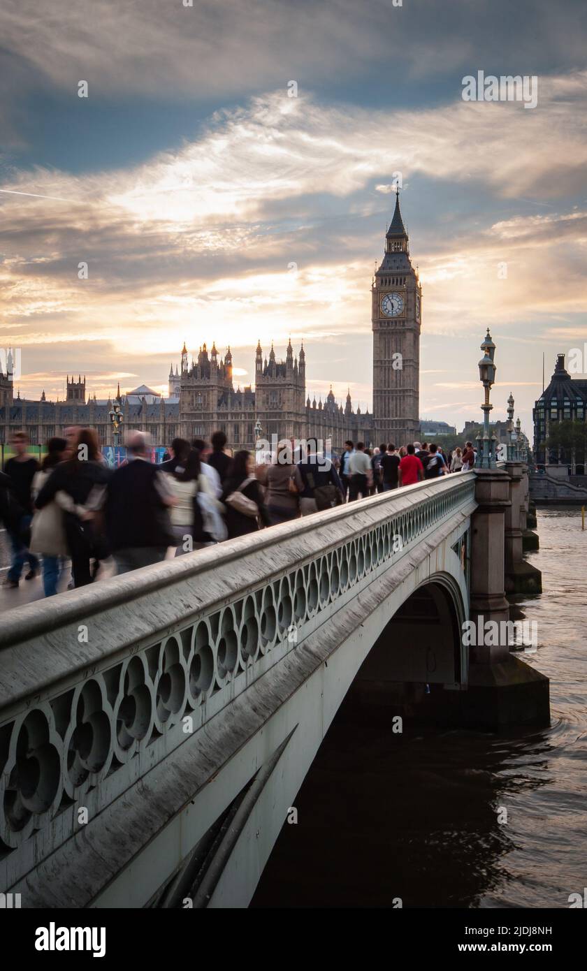 Heure de pointe, Big Ben, Londres. Les employés de bureau traversent le pont de Westminster avec l'emblématique monument de Londres au loin. Banque D'Images