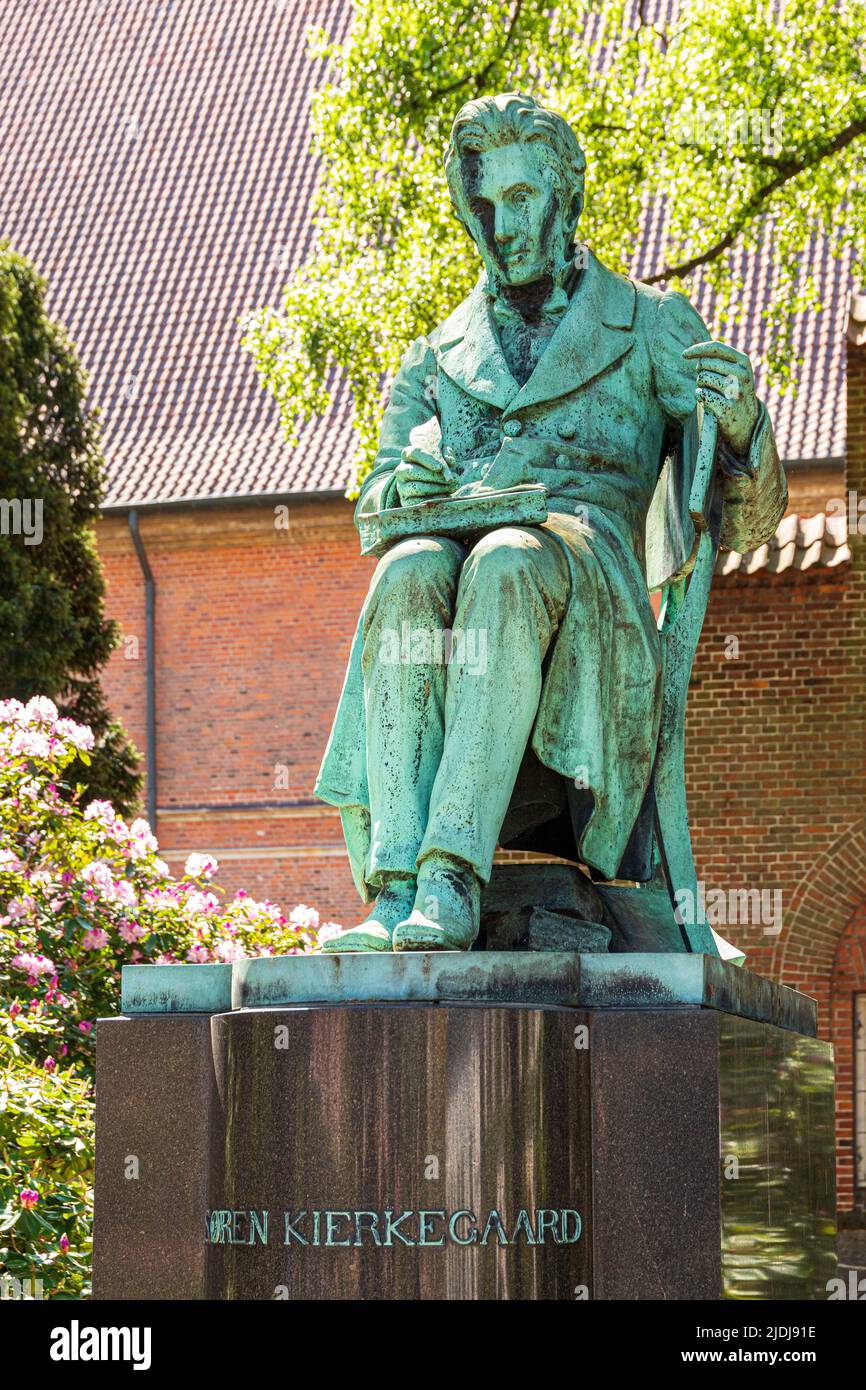 Statue de Søren Aabye Kierkegaard théologien et philosophe danois dans le jardin de la Bibliothèque royale (Det Kongelige Biblioteks Hont) à Copenhague Banque D'Images