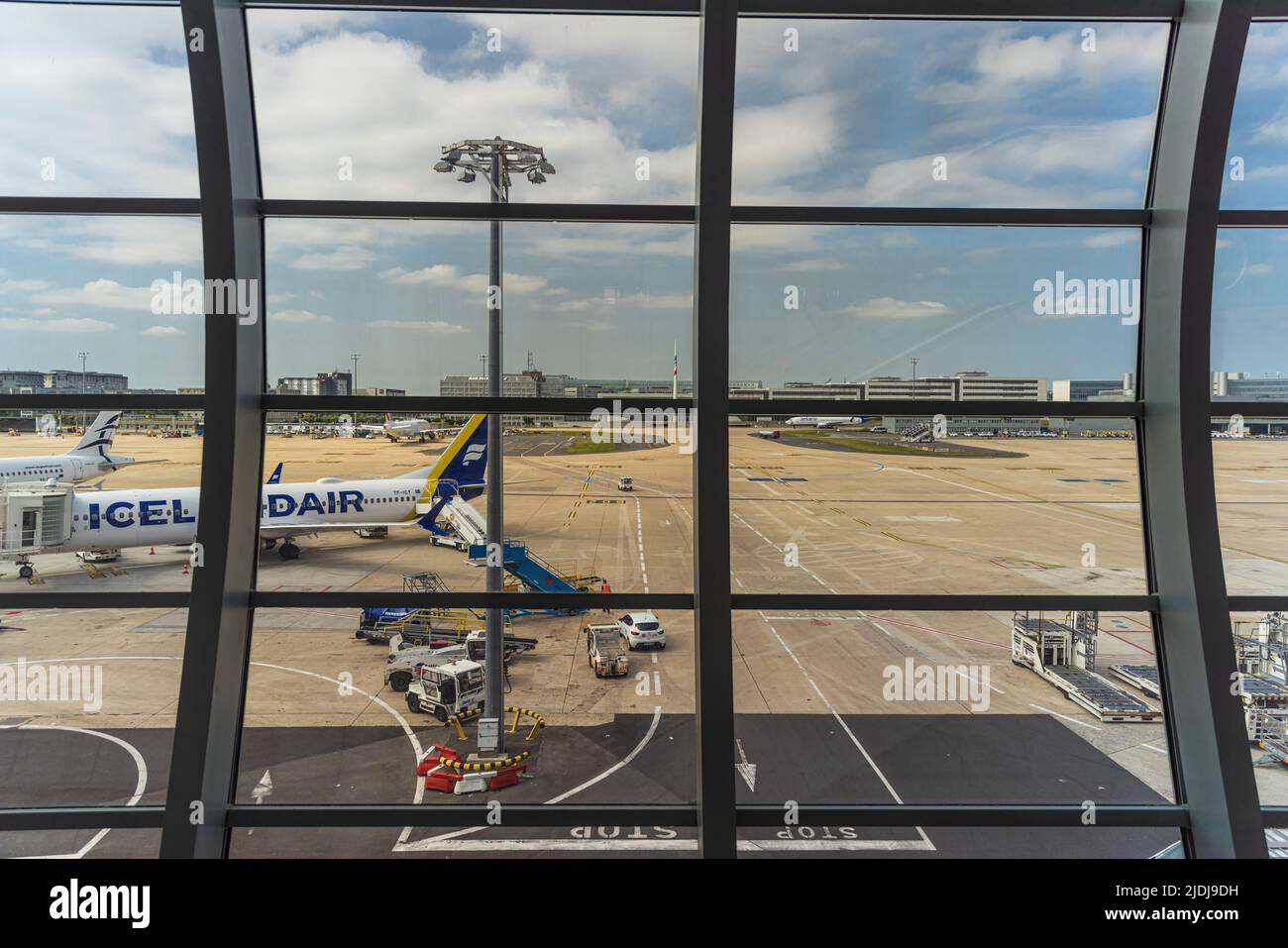 ROISSY, FRANCE - JUIN 20 : avion amarré à l'aéroport Charles de Gaulle T2 sur 20 juin 2022 à Roissy, France Banque D'Images