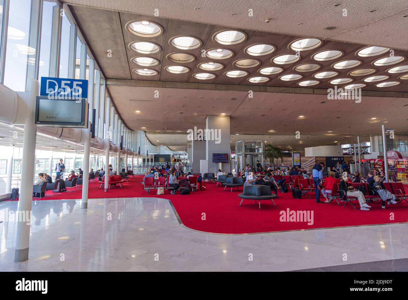 ROISSY, FRANCE - JUIN 20 : aéroport Charles de Gaulle Paris T2 zone d'attente sur 20 juin 2022 à Roissy, France. CDG est le plus grand international Banque D'Images