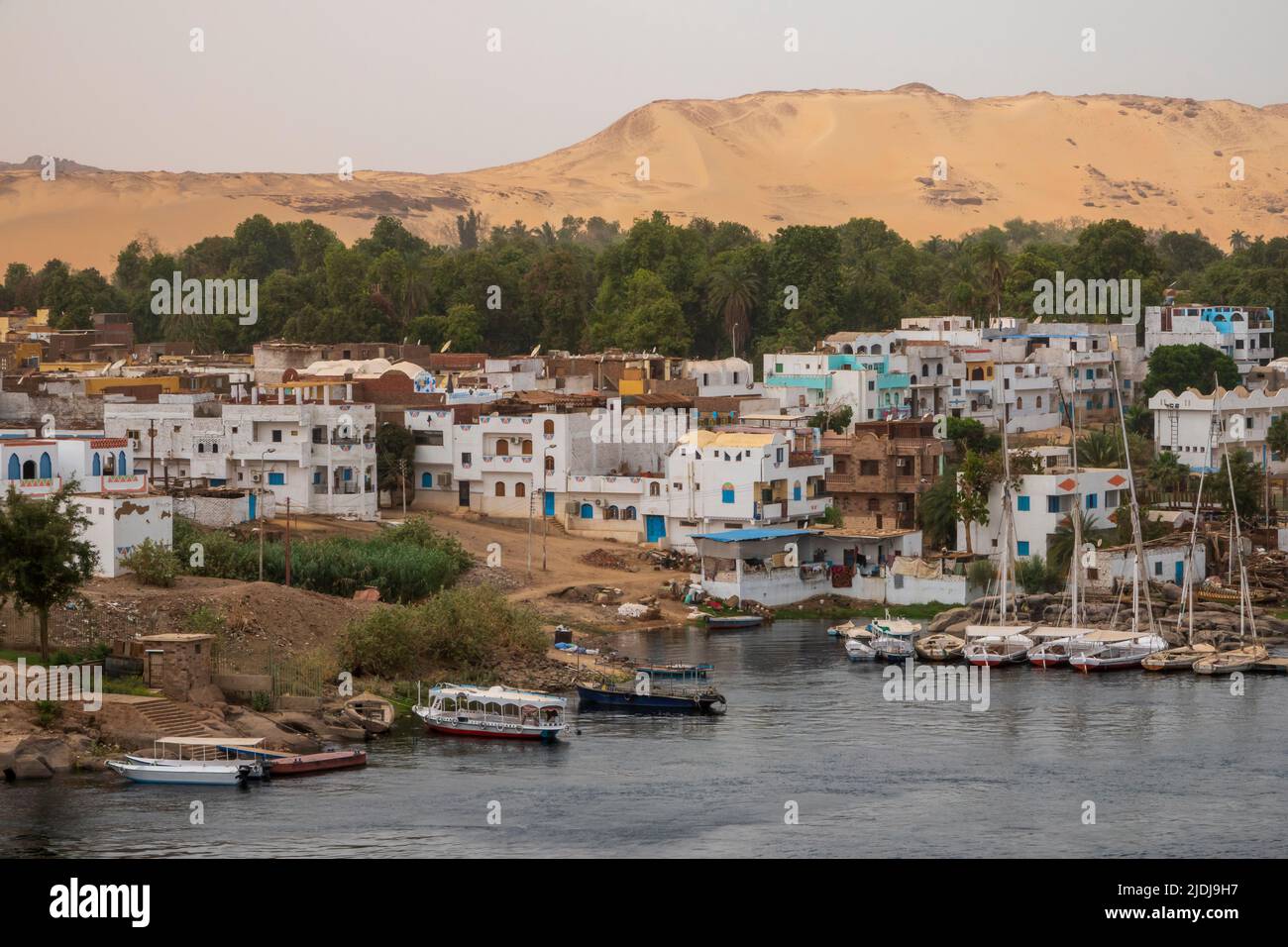 Village nubien sur le Nil à Assouan, Égypte Banque D'Images
