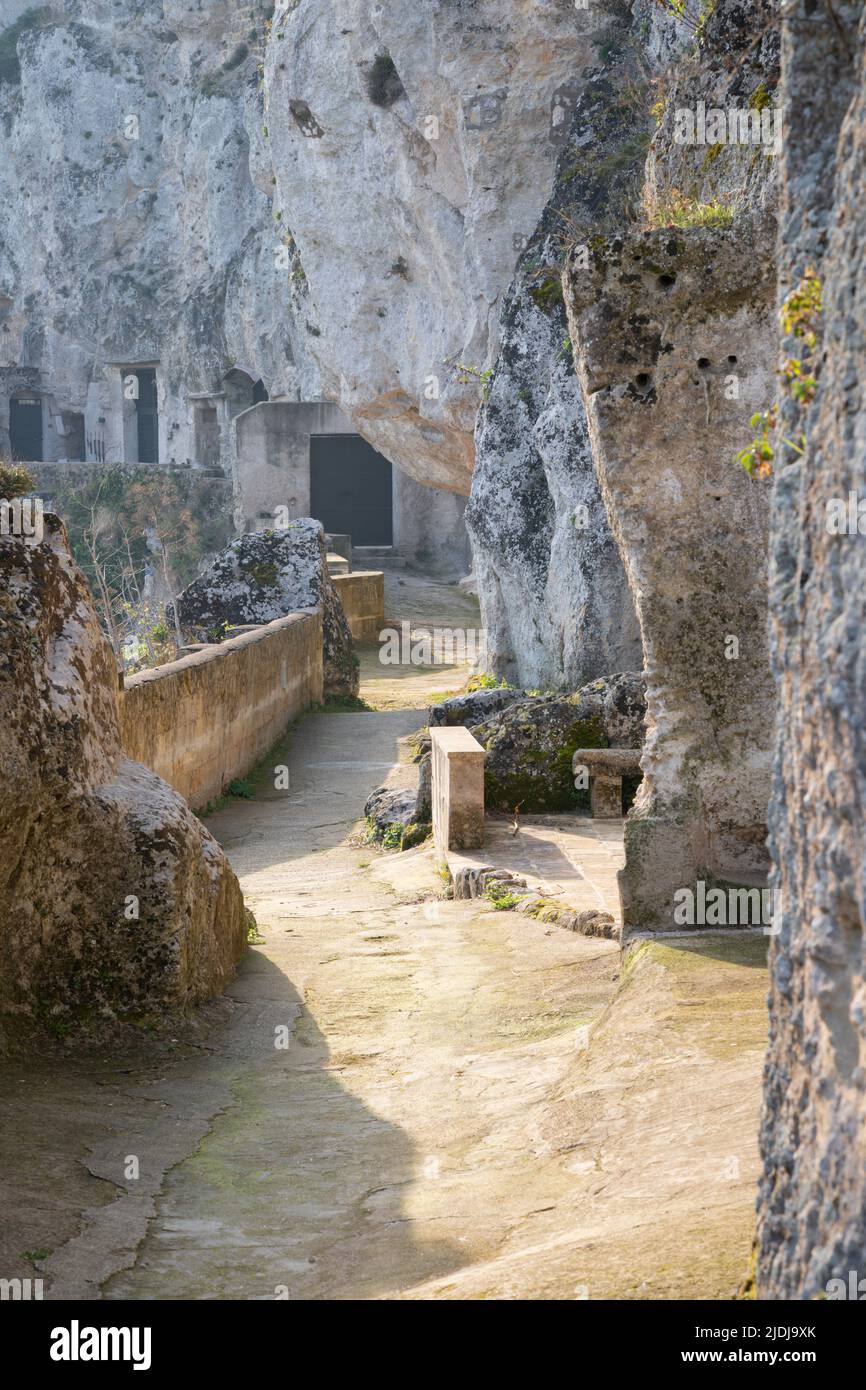 Matera - l'allée de roche sculptée dans la roche. Banque D'Images