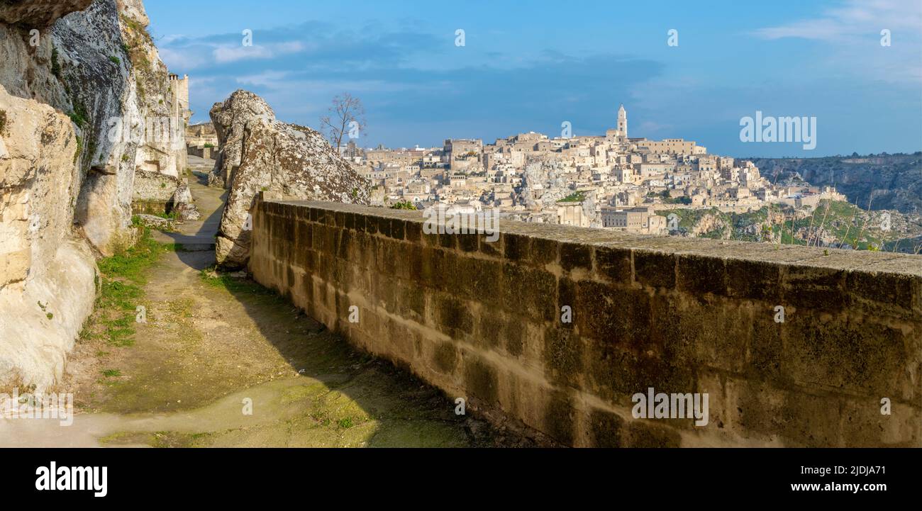 Matera - le paysage urbain avec les allées sculptées dans la roche. Banque D'Images