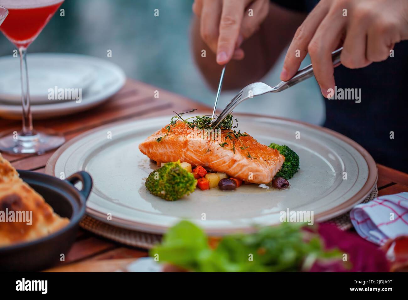 Dîner de luxe servi à table avec fruits de mer frais dans un restaurant de luxe Banque D'Images