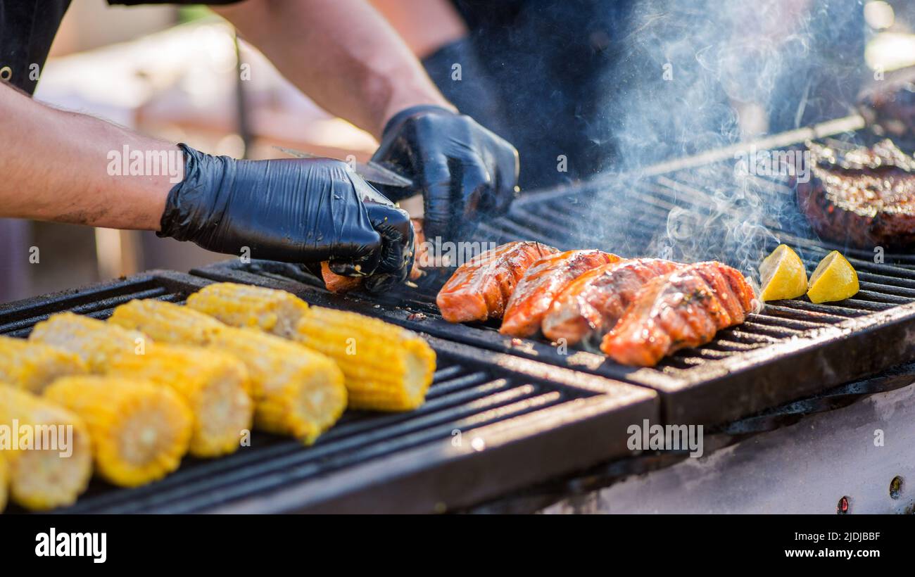 Cuisson Au Barbecue Les Mains De Poisson Tournent Des Morceaux De Poisson  Sur Le Gril Esturgeon Grillé Sur Un Gril Au Charbon De Bois Pique-nique  Dans La Cour Pendant Les Vacances En