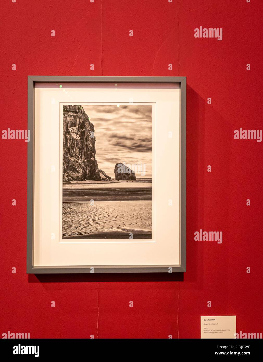 Photographie « Surf at Sunset – Garrapata-Big sur » – 2012 de la photographe Cara Weston-exposition au Musée Santa Giulia de Brescia, Italie. Banque D'Images