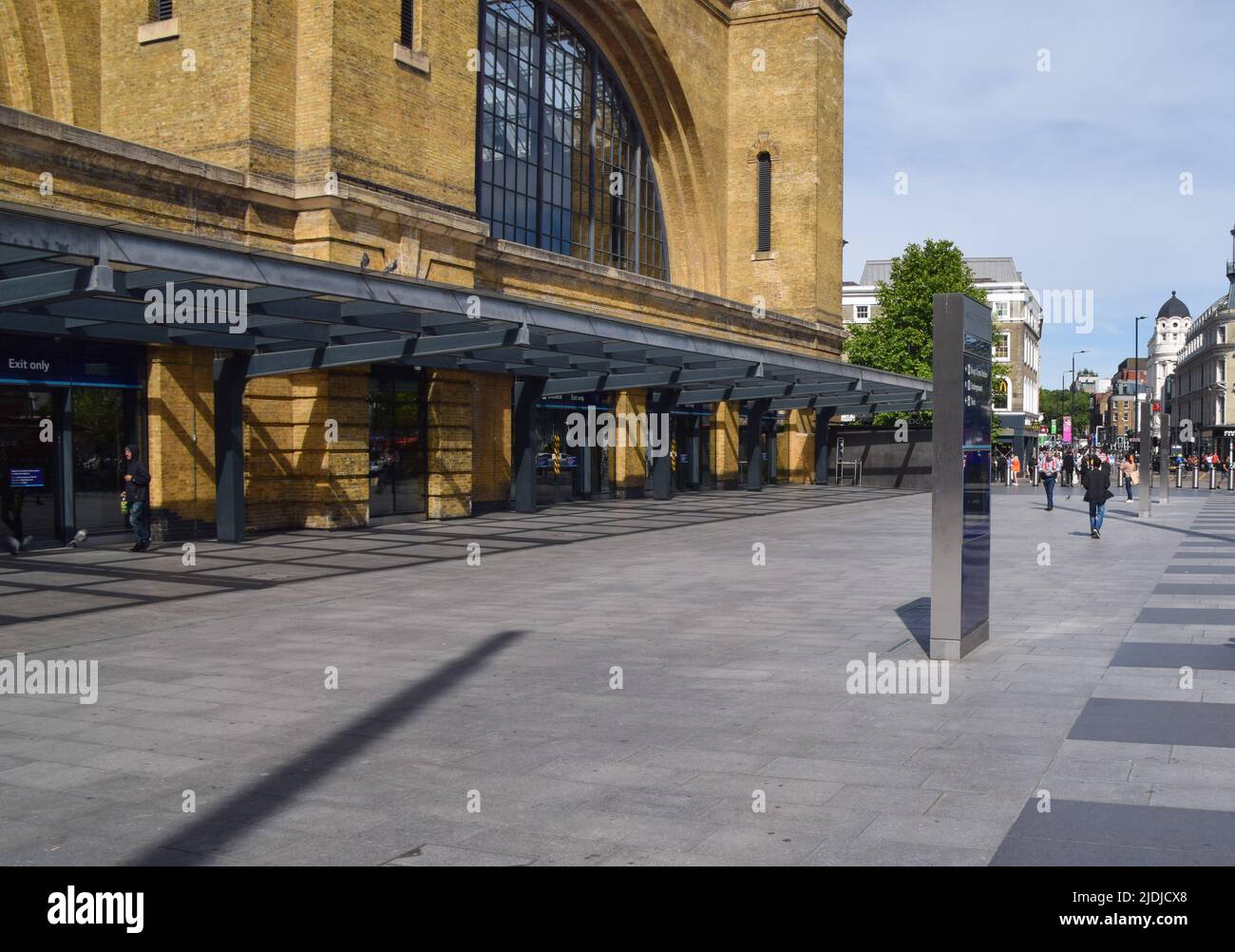 Une gare très calme de King's Cross, normalement l'une des stations les plus achalandées de Londres, vue le premier jour de la plus grande grève nationale des chemins de fer en 30 ans au Royaume-Uni. Le syndicat des travailleurs du transport ferroviaire, maritime et maritime (RMT) organise des présentations pour protester contre les salaires insatisfaisants, les coupures gouvernementales et les conditions de travail. Banque D'Images
