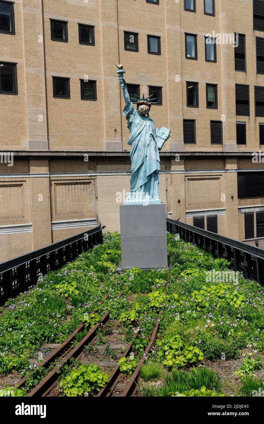 Une réplique de la Statue de la liberté, High Line - le parc le plus inhabituel de New York, États-Unis Banque D'Images