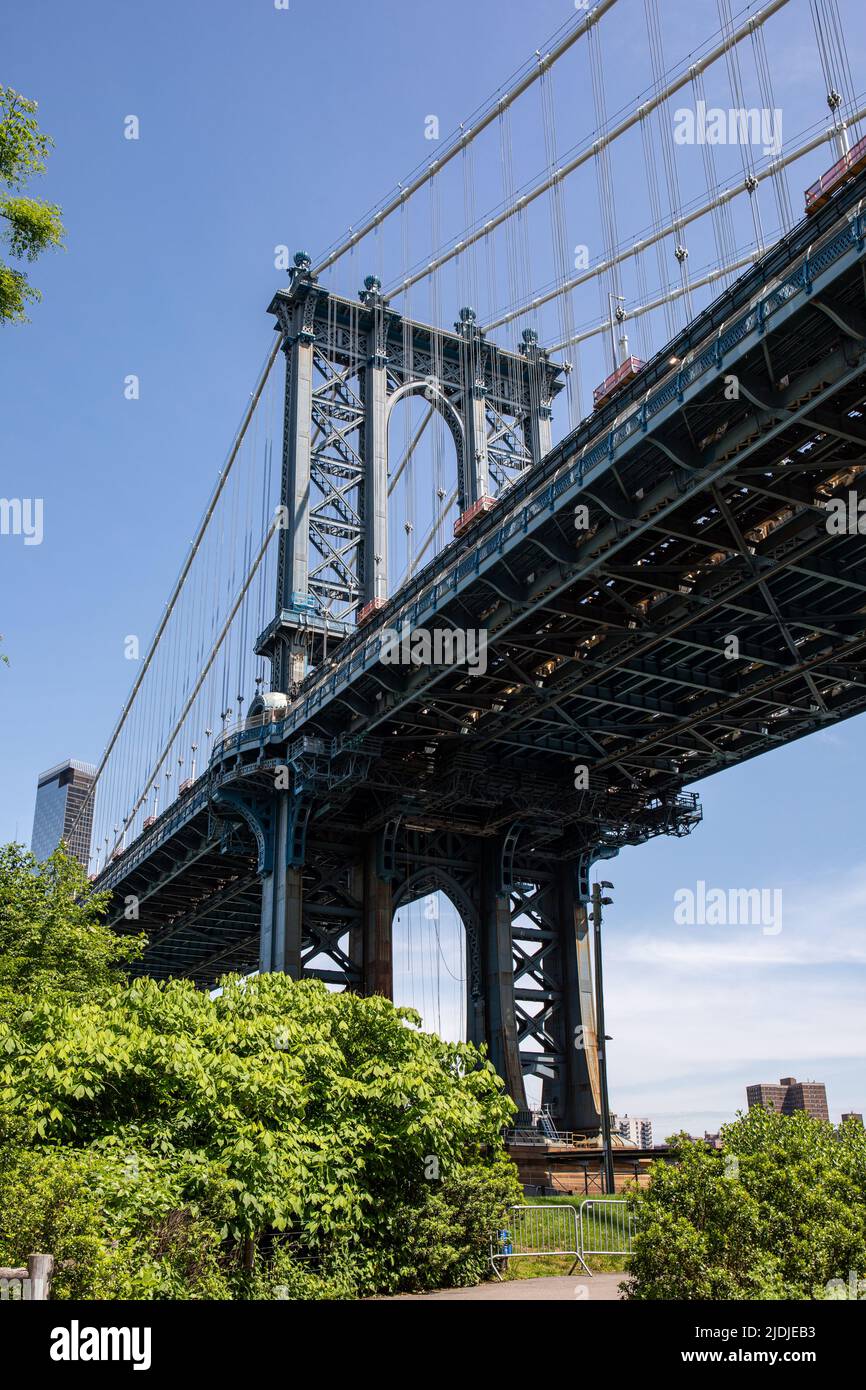 Vue à angle bas du pont de Manhattan depuis le Brooklyn Bridge Park à New York, États-Unis d'Amérique Banque D'Images