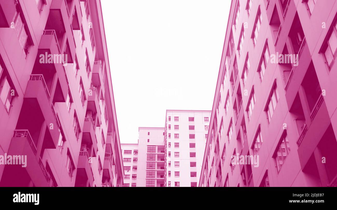 Surréaliste style Pop Art vue à angle bas des bâtiments modernes de haute couleur rose française Banque D'Images