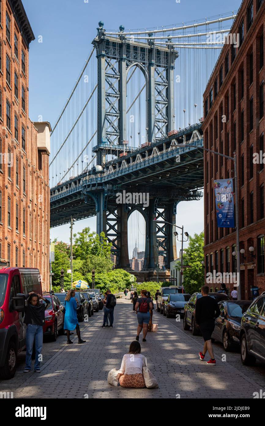 Touristes prenant des photos de l'Empire State Building à travers les structures du pont de Manhattan à Washington Street spot photo à Brooklyn, New York City, États-Unis Banque D'Images