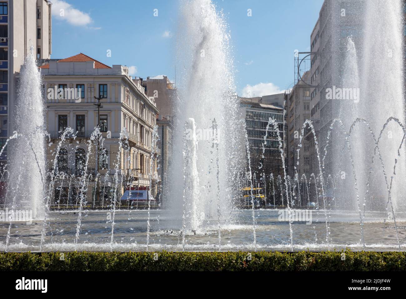 Fontaine d'eau de la place Omonoia, Athènes, Grèce. Jour ensoleillé, ciel bleu. Omonia est une place ronde dans le centre-ville Banque D'Images