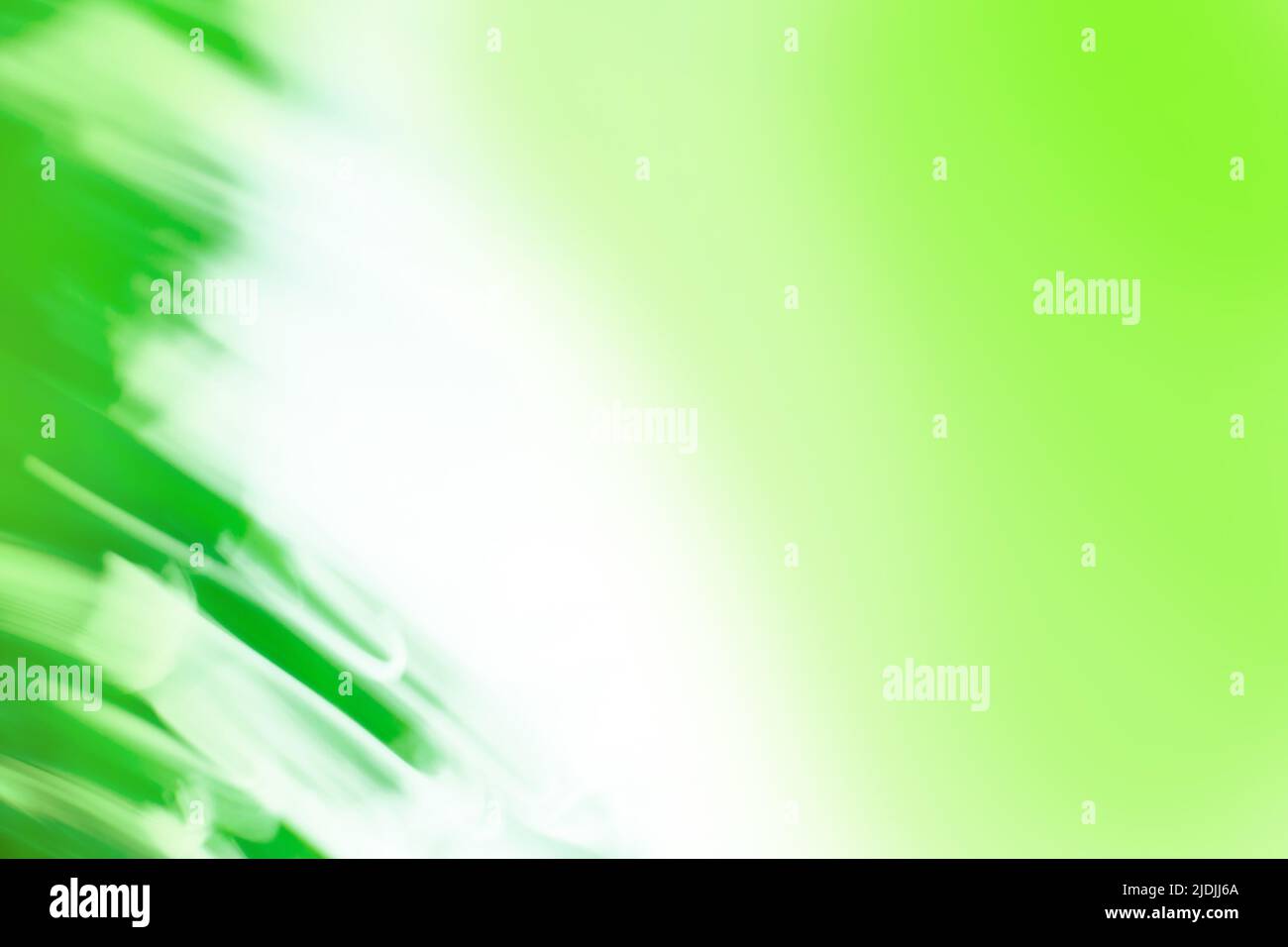 Arrière-plan abstrait en vert agrandi avec des lignes radiantes radiales. Image verte abstraite des traces de zoom léger. Banque D'Images