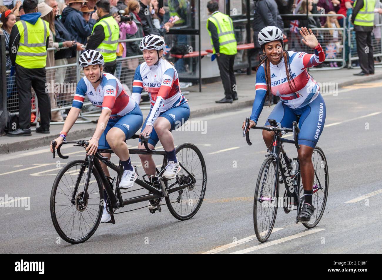 Team GB Cycling team, inc Kadeena Cox, pédalez au Platinum Jubilee Pageant en longeant Whitehall le quatrième et dernier jour de la Reine Banque D'Images