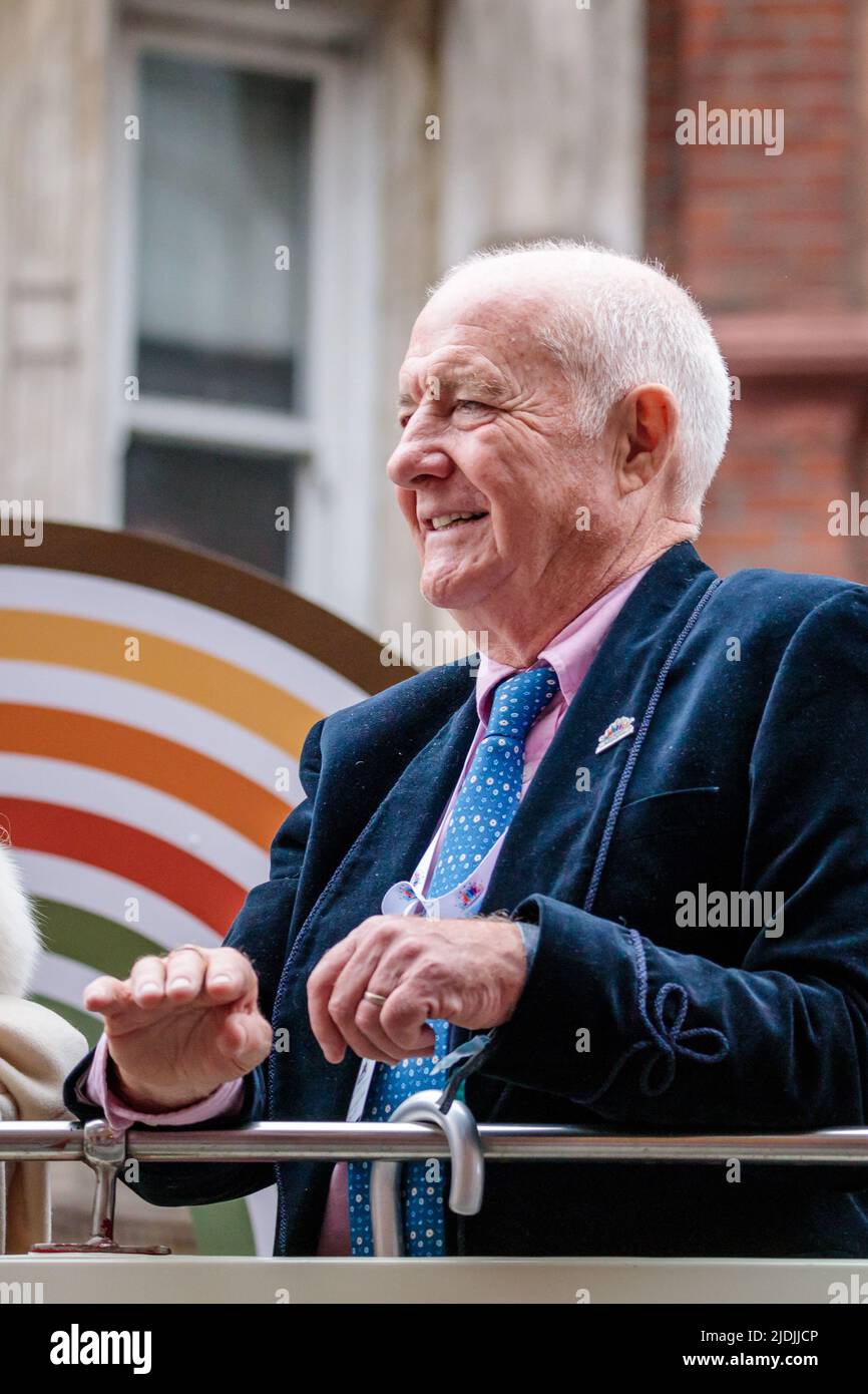 Le chef de la télévision « trésors nationaux », Rick Stein, à bord du bus 1970s, un des 7 pour chaque décennie du règne de sa Majesté, au Jubilé de platine Banque D'Images