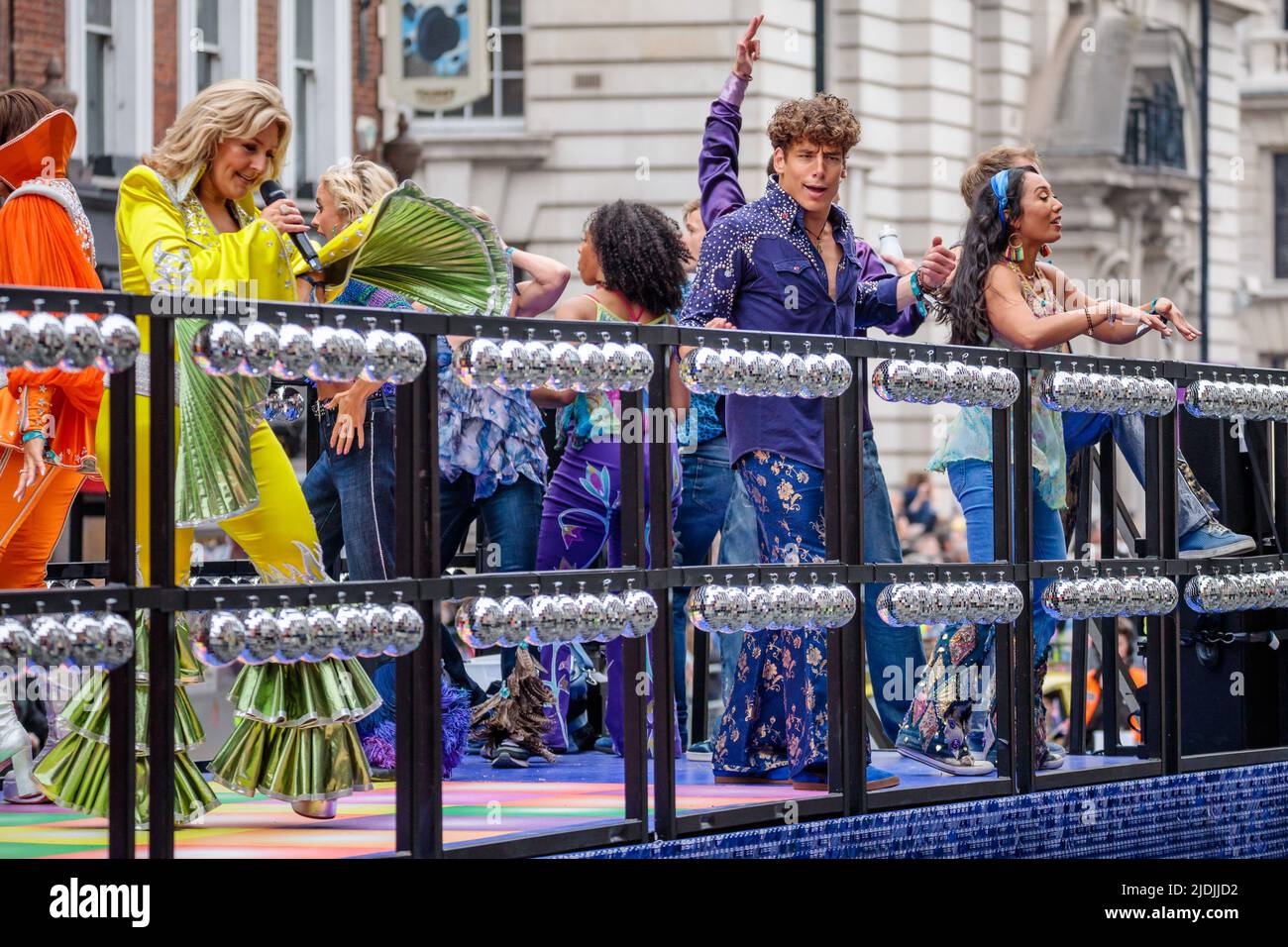 Casting de la comédie musicale à succès 'mamma Mia' apparaissant dans le Jubilé de platine lorsqu'il se poursuit le long de Whitehall le quatrième et dernier jour de la Reine» Banque D'Images
