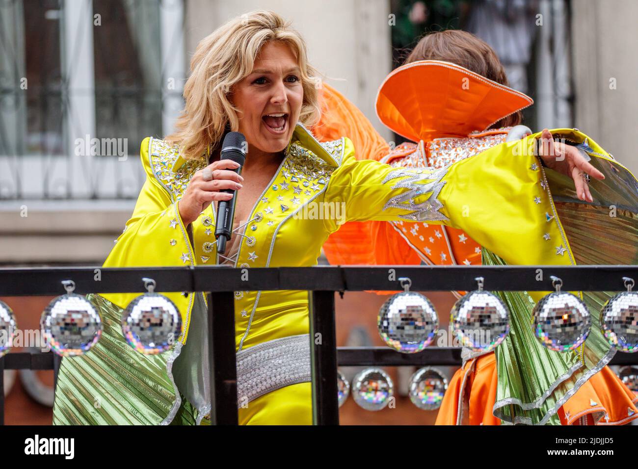 Casting de la comédie musicale à succès 'mamma Mia' apparaissant dans le Jubilé de platine lorsqu'il se poursuit le long de Whitehall le quatrième et dernier jour de la Reine» Banque D'Images