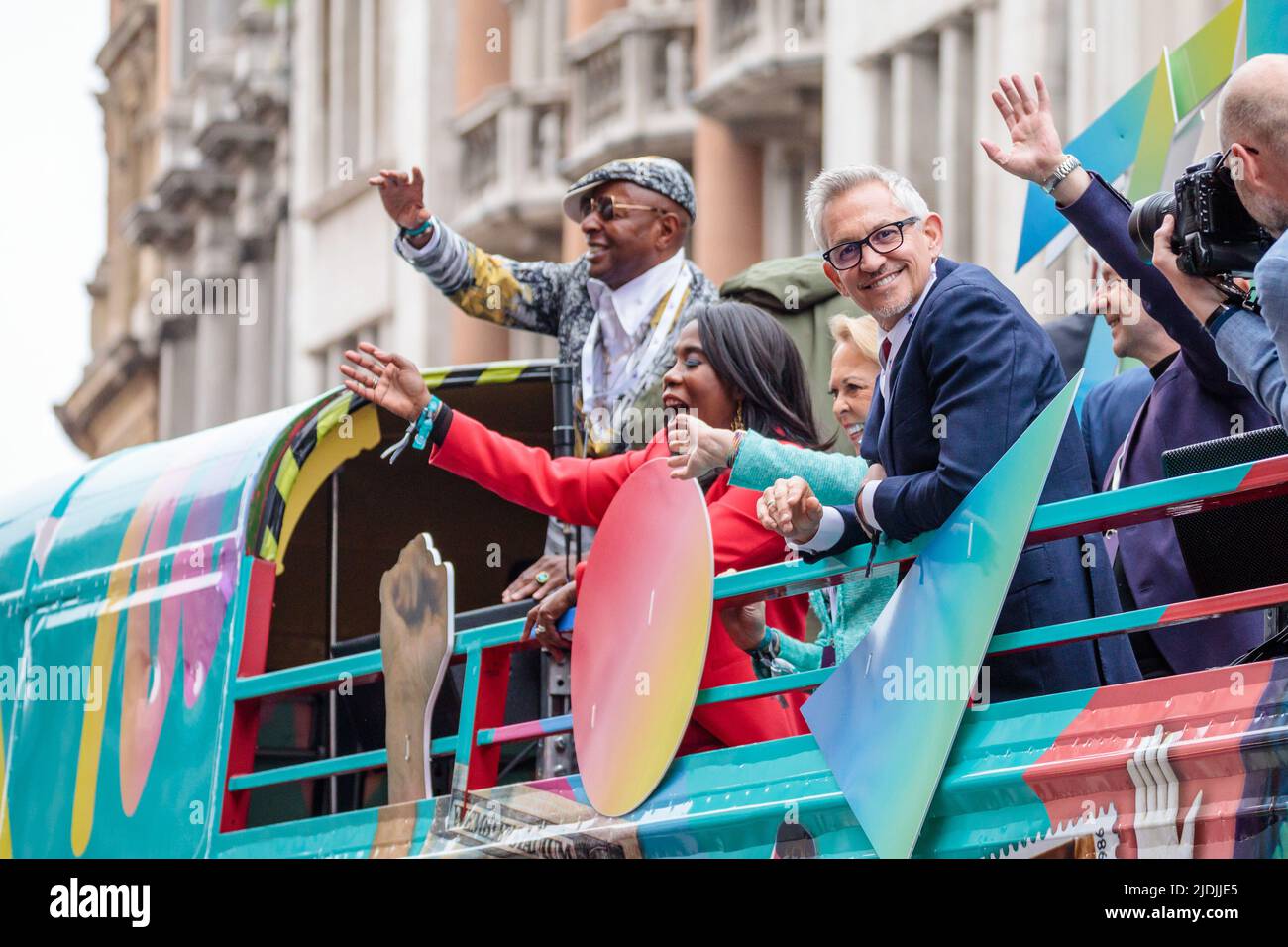 LeeE John, Gary Davies, Tessa Sanderson et Gary Lineker à bord de l'autobus 1980s, un des 7 pour chaque décennie du règne de sa Majesté, au Platinum Banque D'Images