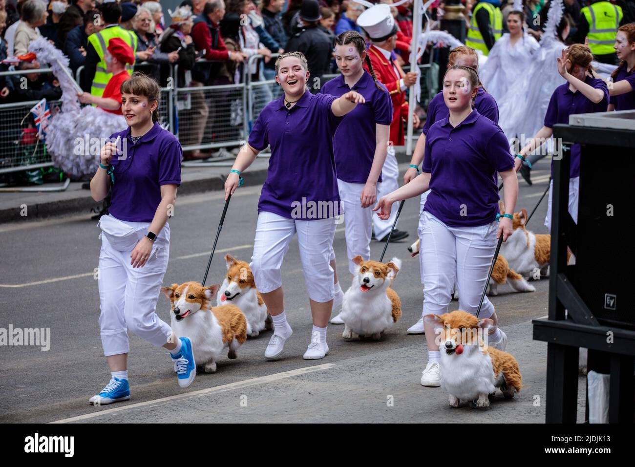 Jouet corgis de l'école Corgi Traning divertir la foule au Platinum Jubilee Pageant comme il se passe le long de Whitehall sur la quatrième et dernière da Banque D'Images