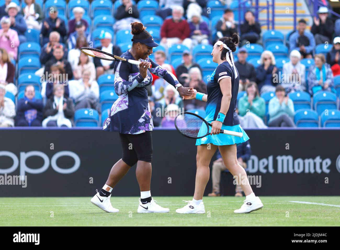 Serena Williams (à gauche) célèbre avec son coéquipier ont Jabeur dans leur partie de 16 doubles match sur la cour centrale le quatrième jour de l'Eastbourne Rothesay International au parc Devonshire, Eastbourne. Date de la photo: Mardi 21 juin 2022. Banque D'Images