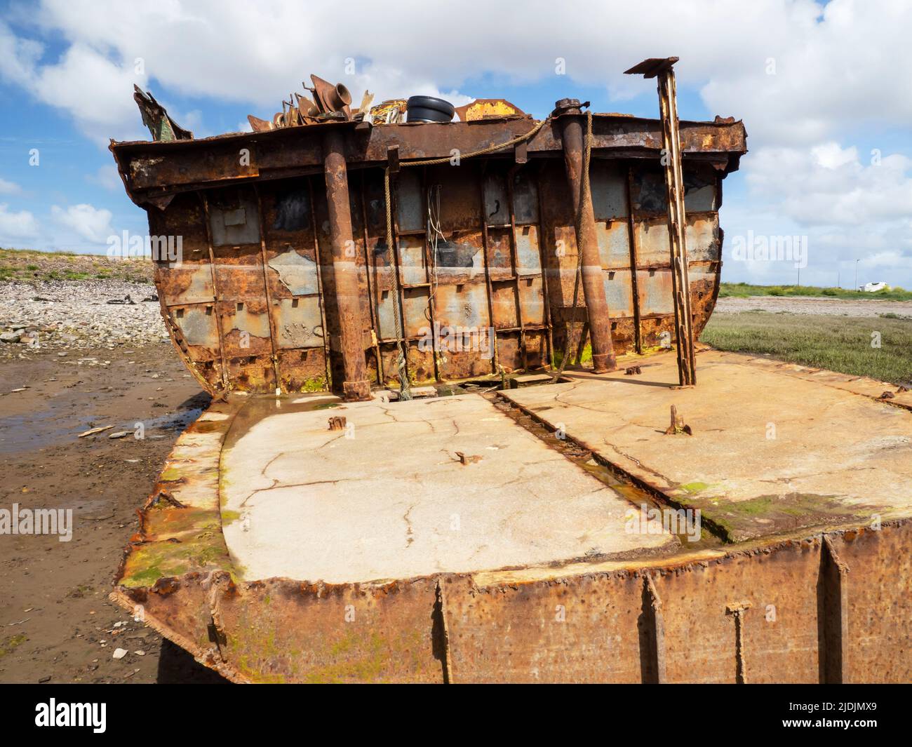 Métal rouillé sur un bateau naufragé sur l'île de Roa dans la baie de Morecambe, Cumbria, Royaume-Uni. Banque D'Images