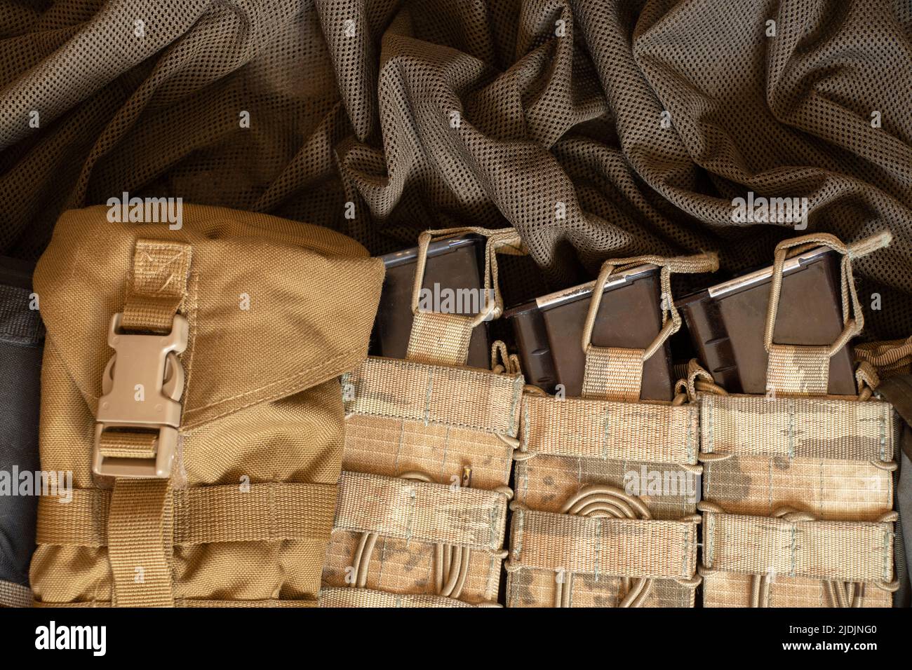 Faites du shopping avec des balles sur une ceinture militaire, en déchargeant sur la ceinture d'un soldat, des munitions Banque D'Images