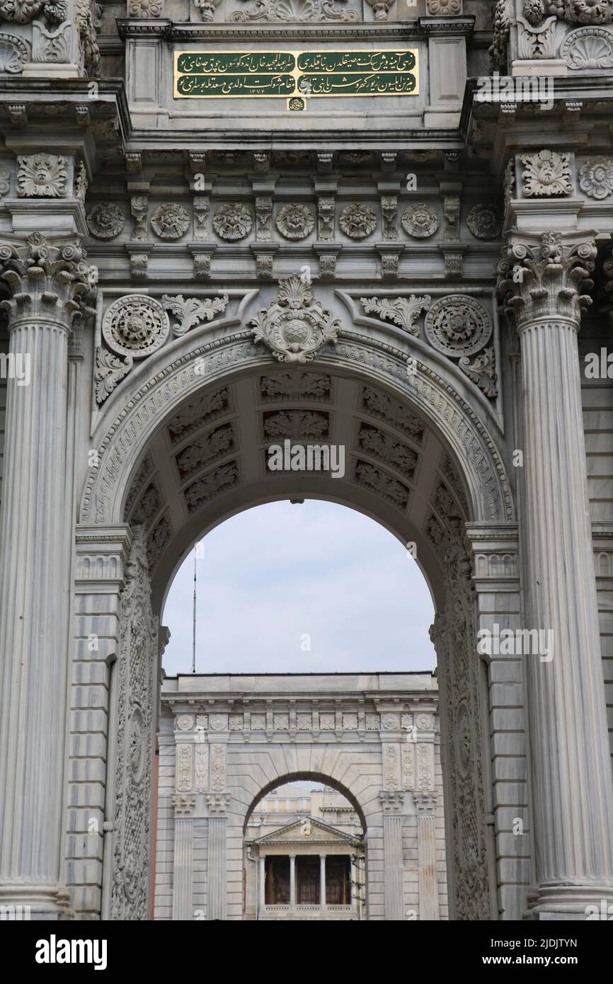 Détails de la porte principale du palais de Dolmabahce à Istabul, Turquie. Banque D'Images
