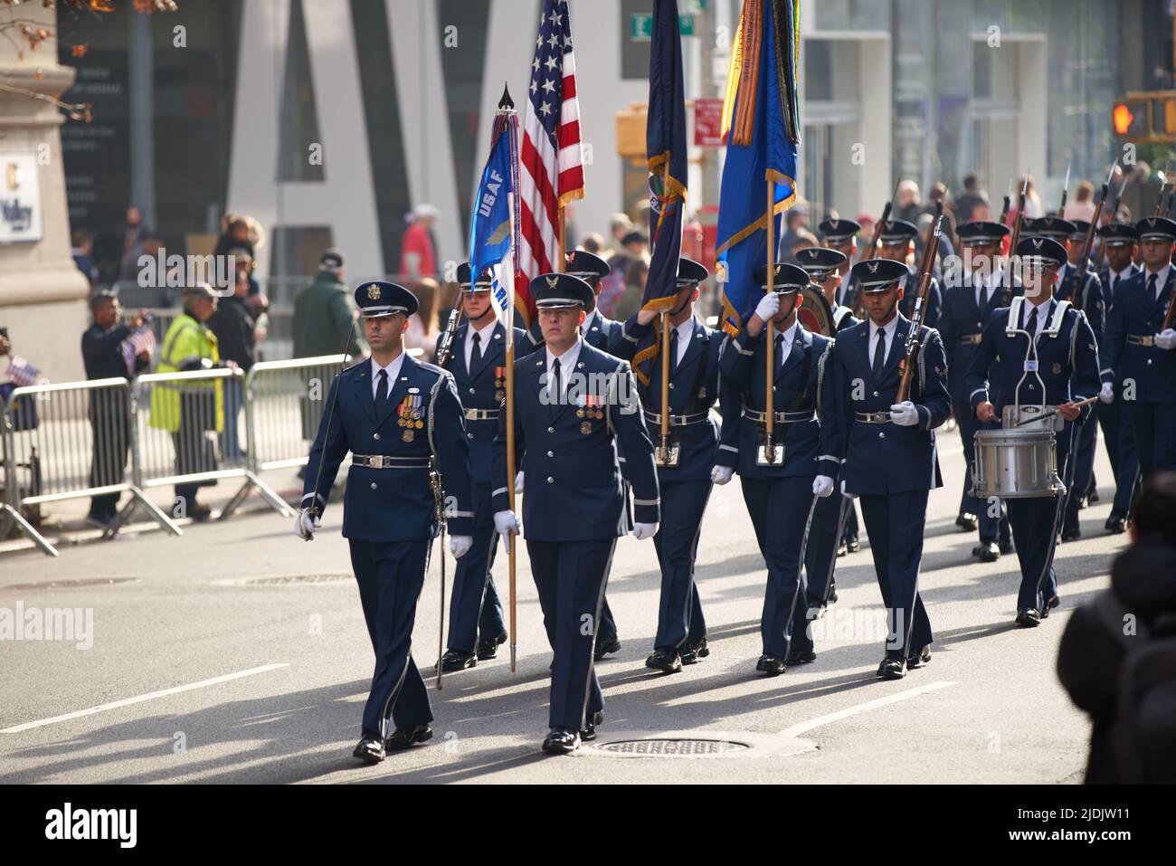 Manhattan, New York, États-Unis - 11 novembre. 2019: BANDE DE marche DE LA FORCE aérienne DES ÉTATS-UNIS sur la Fifth Avenue au Veterans Day Parade à NYC Banque D'Images