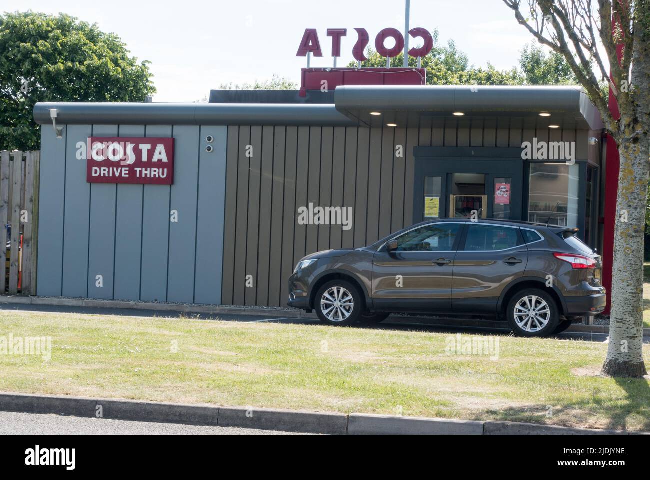 Voiture en attente au point de collecte Costa Drive-in Banque D'Images