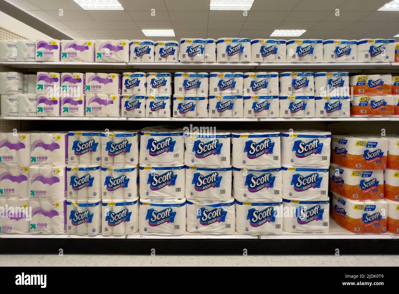 Ontario, CA, États-Unis – 20 juin 2022 : entreposer la tablette remplie d'emballages de papier toilette de marque Scott dans un magasin Target de l'Ontario, en Californie. Banque D'Images
