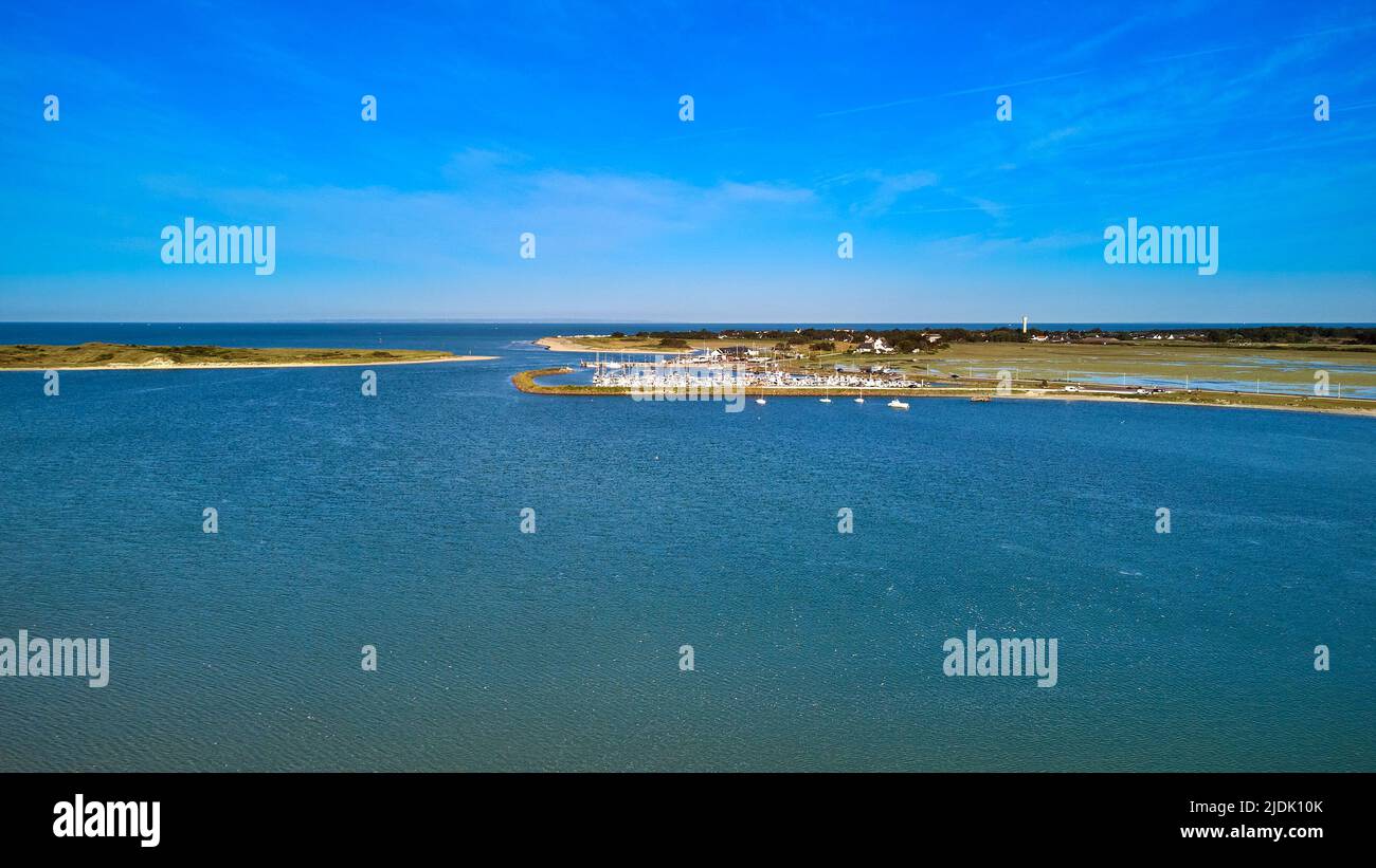 Image aérienne de l'estuaire de Port bail avec la marina et la mer ouverte dans le fond. Banque D'Images