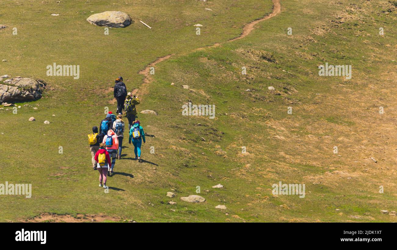 Touristes sur le chemin de l'église de la Trinité de Gergeti, Kazbegi, Géorgie. Photo de haute qualité Banque D'Images