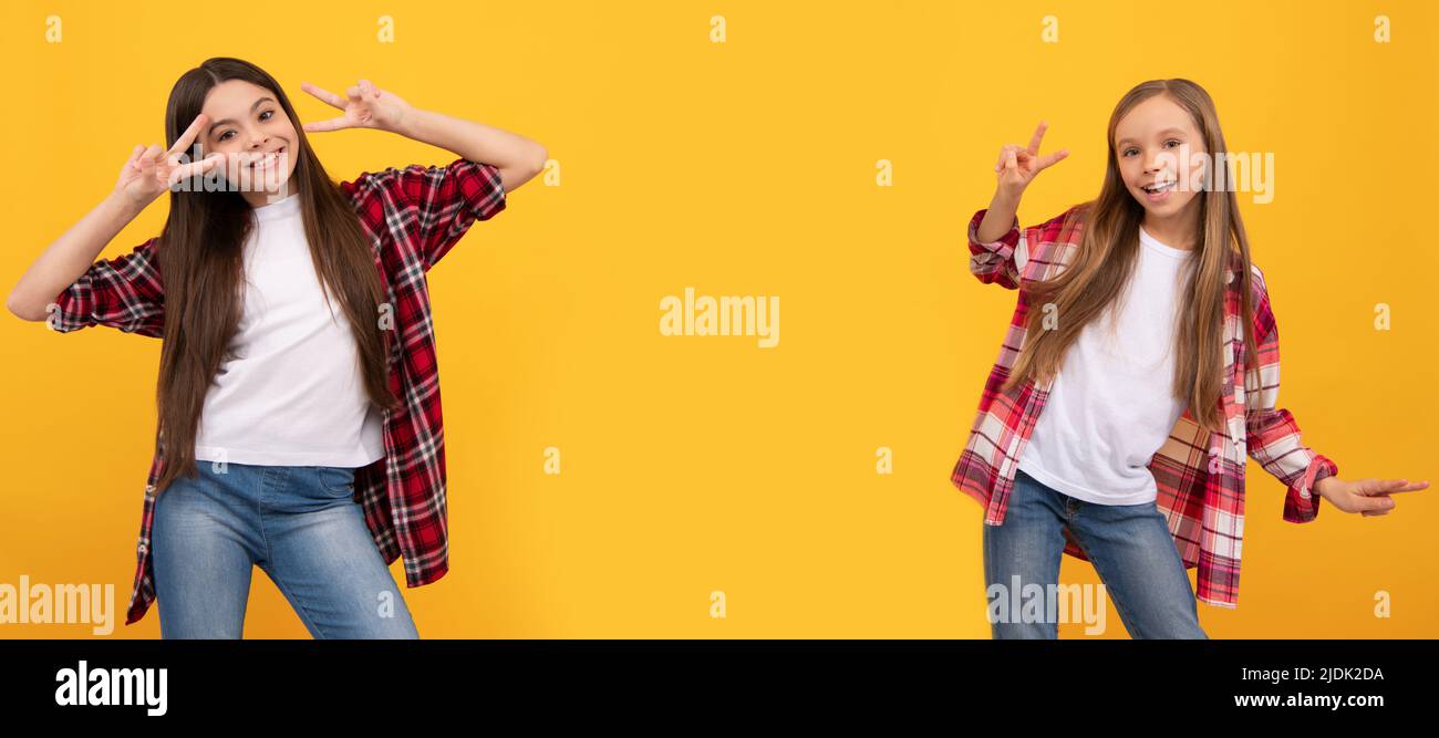 Filles amis. Heureux adolescents filles dans une chemise décontractée ayant l'amusement montrant le geste de paix sur fond jaune, l'enfance. Ambiance décontractée pour les enfants Banque D'Images