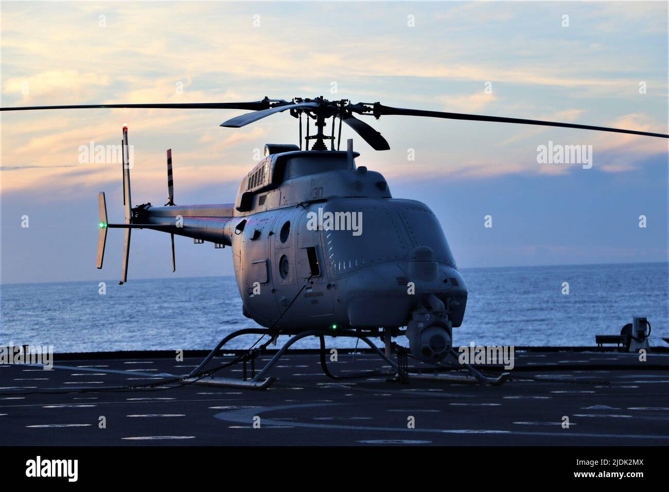 220616-N-EU544-0268 MER DES PHILIPPINES (16 juin 2022) un véhicule aérien sans pilote MQ-8C, affecté à l'escadron de combat de la mer (HSC) 23, reçoit du carburant sur le pont de vol à bord du navire de combat littoral de type Independence-variant USS Jackson (LCS 6). Jackson, qui fait partie de l'escadron Destroyer (DESRON) 7, est sur un déploiement rotatif, opérant dans la zone d'exploitation de la flotte américaine 7th afin d'améliorer l'interopérabilité avec les partenaires et de servir de force de réaction prête à l'appui d'une région libre et ouverte Indo-Pacifique. (É.-U. Photo de la marine par Joel Maldonado, 2nd classe du compagnon de Gunner) Banque D'Images