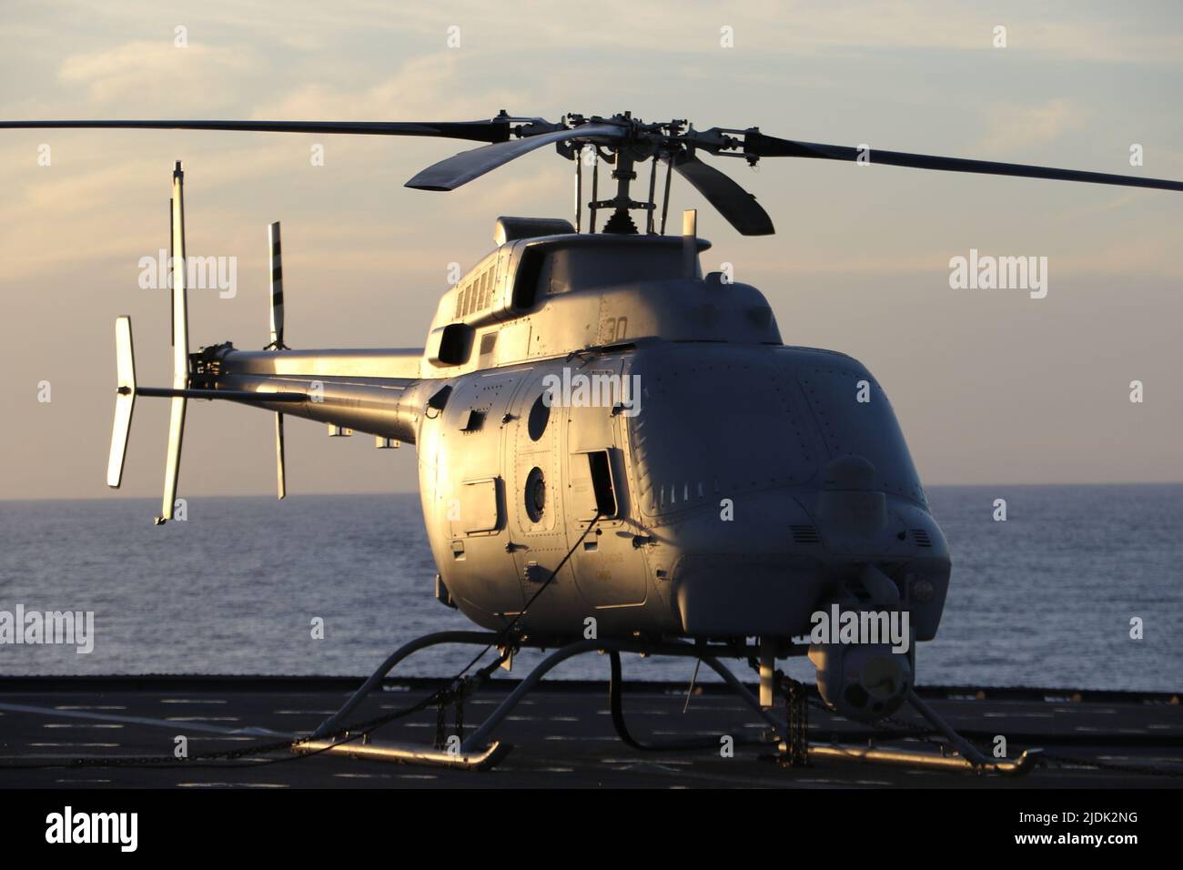 220616-N-EU544-0249 MER DES PHILIPPINES (16 juin 2022) un véhicule aérien sans pilote MQ-8C, affecté à l'escadron de combat de la mer (HSC) 23, reçoit du carburant sur le pont de vol à bord du navire de combat littoral de type Independence-variant USS Jackson (LCS 6). Jackson, qui fait partie de l'escadron Destroyer (DESRON) 7, est sur un déploiement rotatif, opérant dans la zone d'exploitation de la flotte américaine 7th afin d'améliorer l'interopérabilité avec les partenaires et de servir de force de réaction prête à l'appui d'une région libre et ouverte Indo-Pacifique. (É.-U. Photo de la marine par Joel Maldonado, 2nd classe du compagnon de Gunner) Banque D'Images