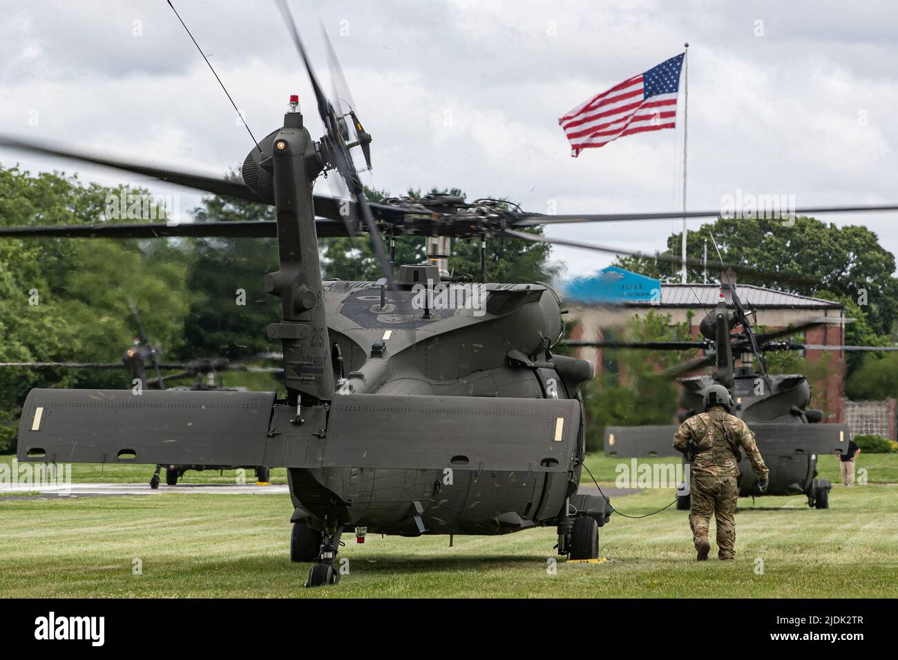 Des hélicoptères de l'armée américaine UH-60M Black Hawk avec le bataillon d'hélicoptères d'assaut 1-150th de la Garde nationale du New Jersey débarquaient sur la base interarmées McGuire-dix-Lakehurst, dans le New Jersey, à l'appui du Conseil de coordination des effets 2022 du Commandement du soutien régional 99th. (É.-U. Photo de la Garde nationale aérienne par le Sgt. Matt Hecht) Banque D'Images