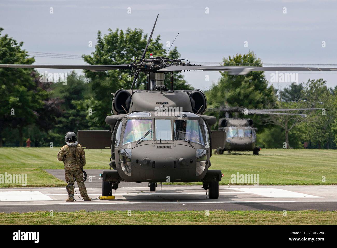 Les hélicoptères de l'armée américaine UH-60M Black Hawk avec le bataillon d'hélicoptères d'assaut 1-150th de la Garde nationale du New Jersey se préparent à prendre leur départ de la base interarmées McGuire-dix-Lakehurst, dans le New Jersey, en 16 juin 2022, en appui au Conseil de coordination des effets 2022 du Commandement régional de soutien 99th. (É.-U. Photo de la Garde nationale aérienne par le Sgt. Matt Hecht) Banque D'Images