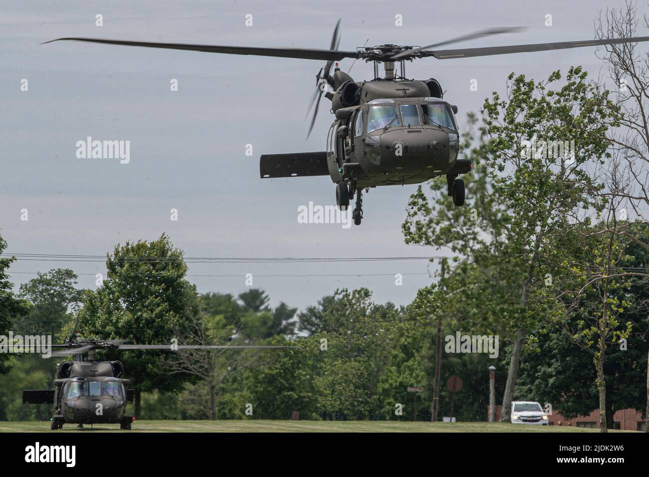 Un hélicoptère de l'armée américaine UH-60M Black Hawk avec le bataillon d'hélicoptères d'assaut 1-150th de la Garde nationale du New Jersey se lève de la base interarmées McGuire-dix-Lakehurst, dans le New Jersey, au 16 juin 2022, à l'appui du Conseil de coordination des effets 2022 du Commandement du soutien régional 99th. (É.-U. Photo de la Garde nationale aérienne par le Sgt. Matt Hecht) Banque D'Images