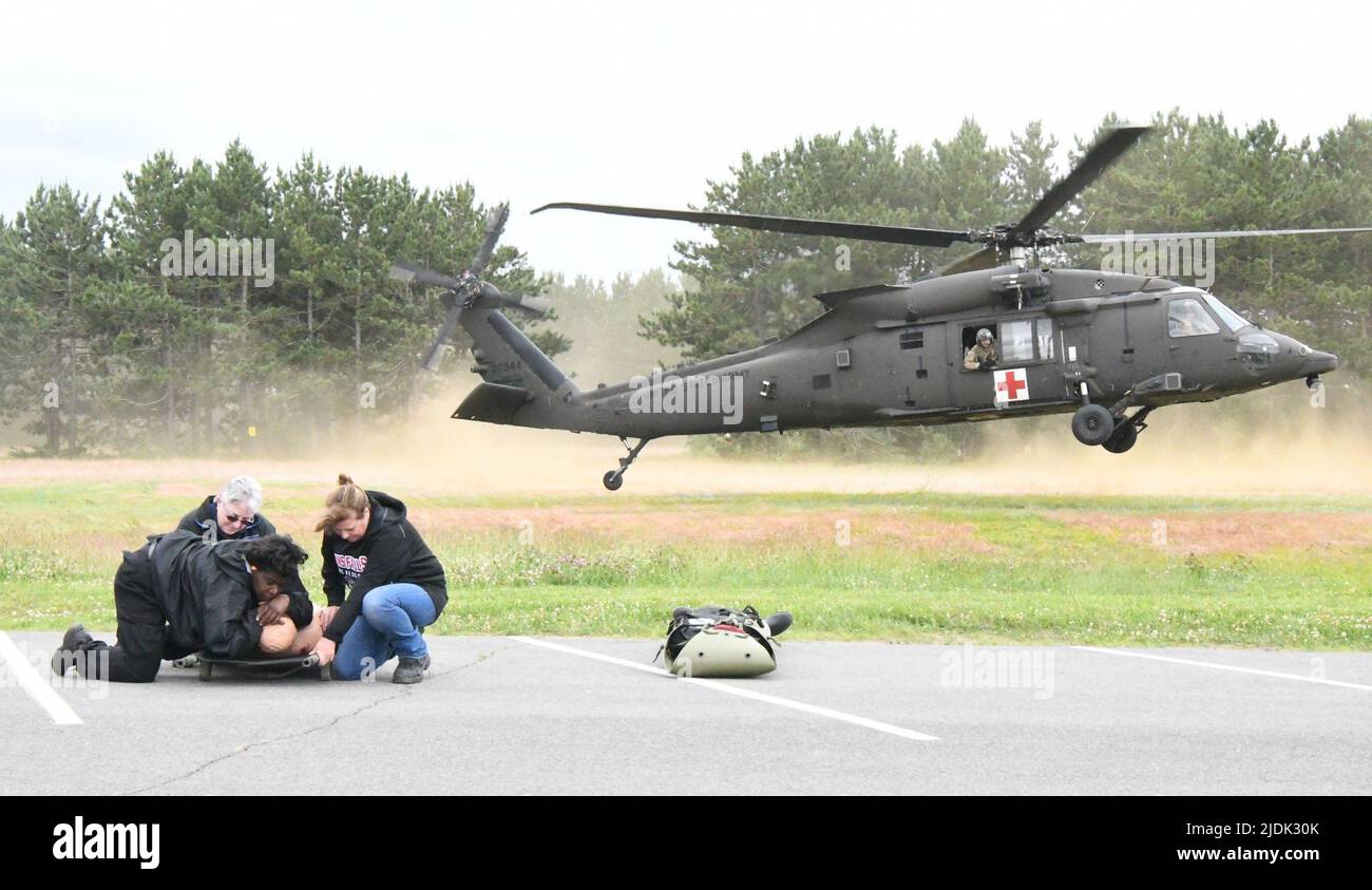 Des professionnels des services médicaux d'urgence locaux se sont joints aux instructeurs de l'Armée de terre et à 10th soldats de la Division des montagnes (LI) au Centre d'entraînement de simulation médicale Bridgewater-Vaccaro, à 18 juin, pendant la journée du SGE de fort Drum. L’événement a permis aux participants d’affiner leurs compétences à l’aide des outils de formation de pointe de l’établissement, tout en renforçant le partenariat entre les professionnels de la santé civils et militaires. (Photo de Mike Strasser, Affaires publiques de la garnison de fort Drum) Banque D'Images