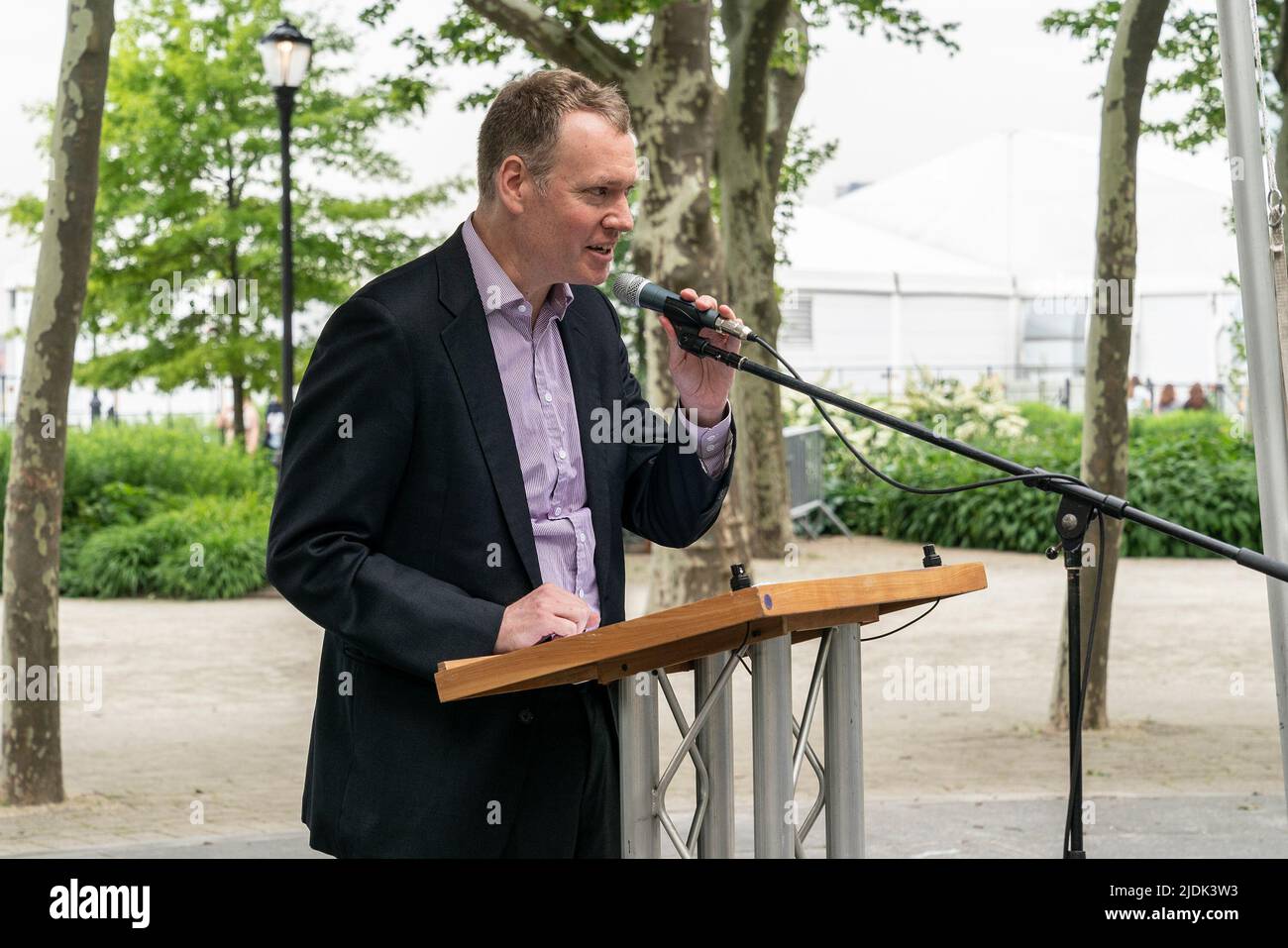 New York, New York, États-Unis. 21st juin 2022. Aaron Friedman, directeur exécutif de Make Music New York, parle au lancement de Battery Park. Les marques de cérémonie rendent hommage à l'origine française du jour de la musique en 40th avec une représentation du Carnaval des animaux de Camille Saint-Saens écrite la même année que le commencement de la Statue de la liberté donnée par la France. (Credit image: © Lev Radin/Pacific Press via ZUMA Press Wire) Banque D'Images